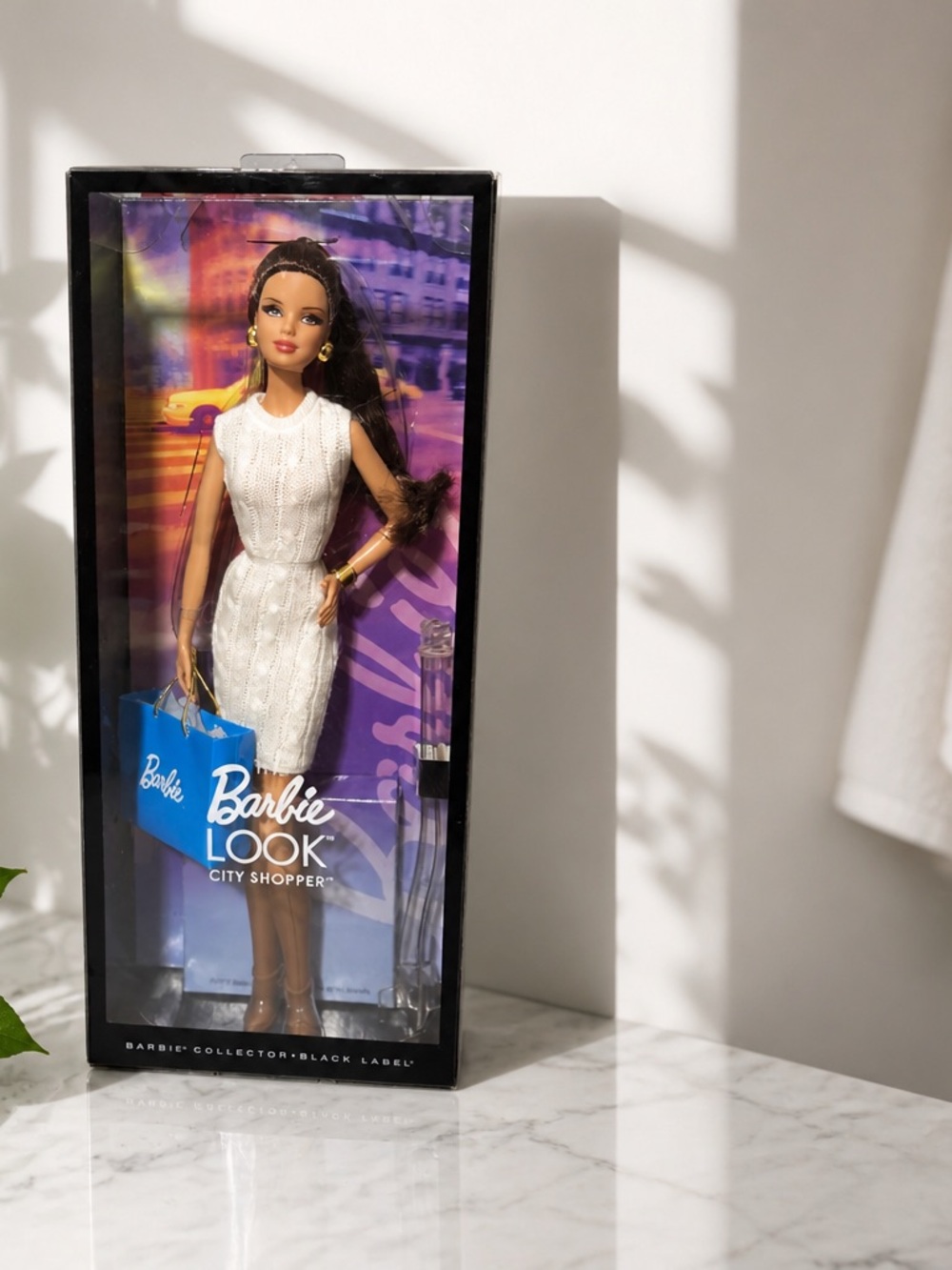 Mattel Barbie “LOOK CITY SHOPPER” Brunette Model Doll 2012 X9196 Collectible